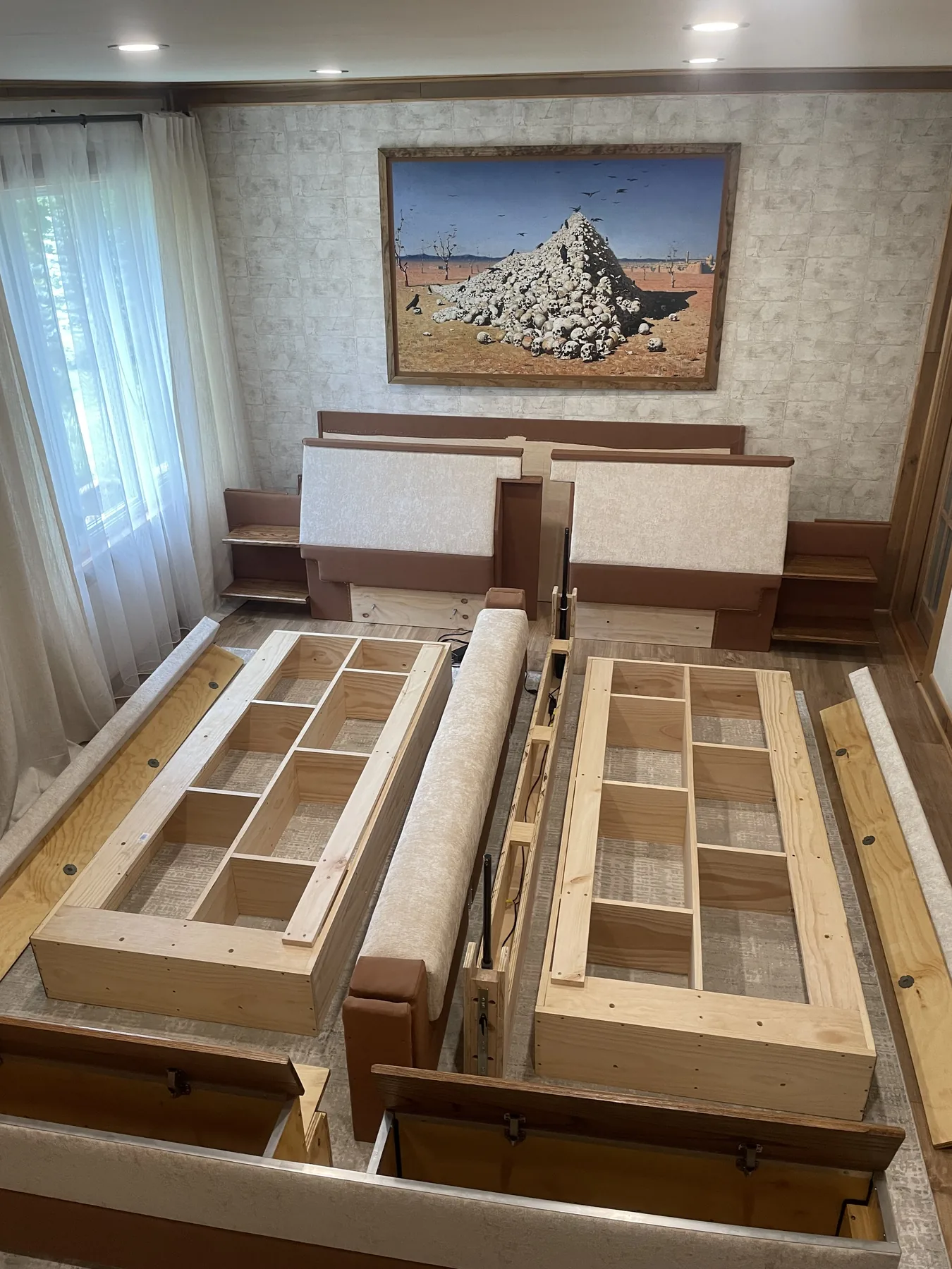 Bed with a Motorized Retractable Center Divider: Internal frame